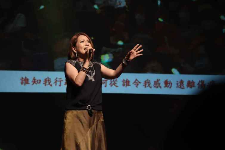 ▲歌手何方帶來秋蟬、微風往事等經典民歌。（員榮醫院提供）