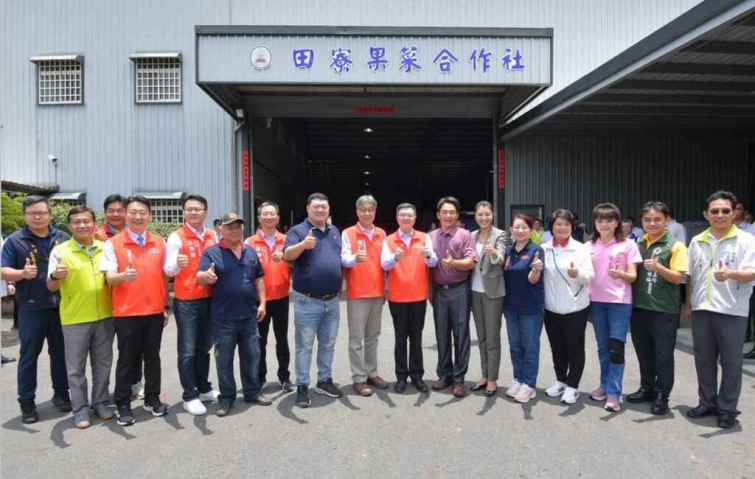▲行政院長卓榮泰13日在縣長許淑華的陪同下前往合作社關心，實地了解紅龍果栽種情形。（記者張玉泰攝）