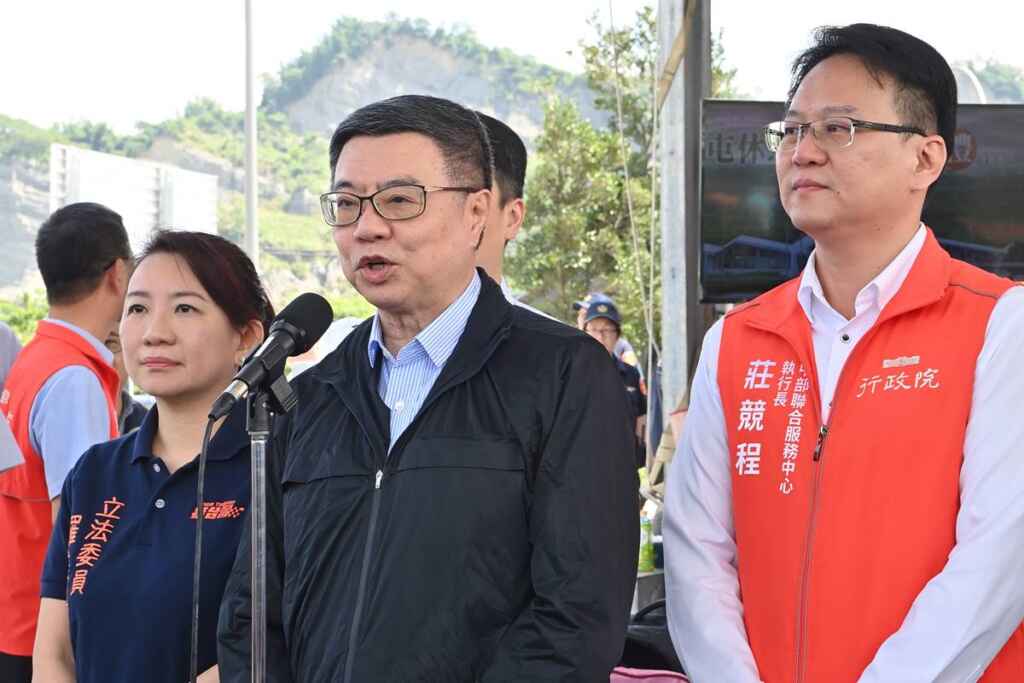 ▲行政院長卓榮泰13日出席「國道6號東草屯休息站新建工程」啟用典禮,兼顧性別平權 、提供民眾舒適便利服務。(記者張玉泰攝)
