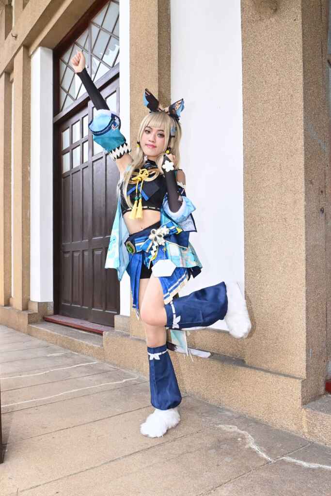 ▲藉著年輕的Coser帶領大家走進南投歷史建築文化資產場景，透過現場攝影師以不同的角度發現武德殿之美，共同行銷南投。（記者張玉泰攝）