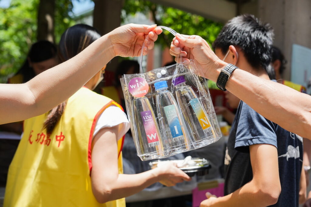 分科現場各式應援 補習班發放創意招生贈品 家長會貼心提供好運小禮