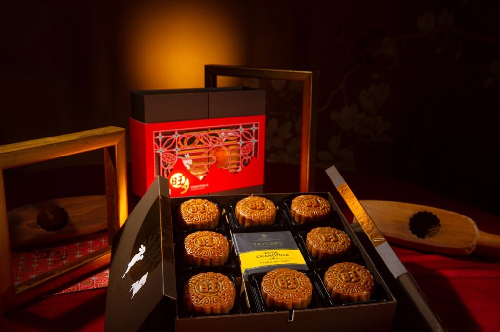 睽違三年!神旺潮品集餐飲團隊因應中秋佳節來臨,獻上「旺月粵式月餅禮盒」4款口味、共8入;另獨家贈英國皇家御用的Taylors洋甘菊茶。每盒售價1,680元。(圖/神旺潮品集提供)