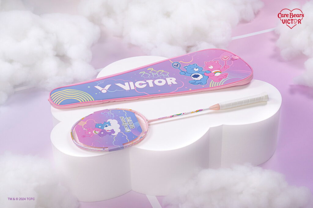 VICTOR X Care Bears 聯名系列推出兩款專屬Care Bears配色的羽球拍和拍套袋