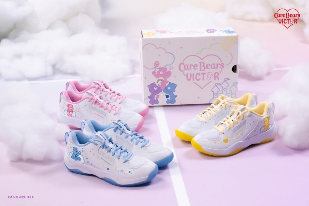 VICTOR X Care Bears 聯名系列包含專為成人與兒童設計的專業羽球鞋 讓親子穿搭萌度百分百
