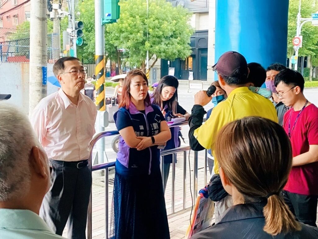 劉美芳議員服務處於11日下午辦理「浮洲地區大雨積水案」現場會勘