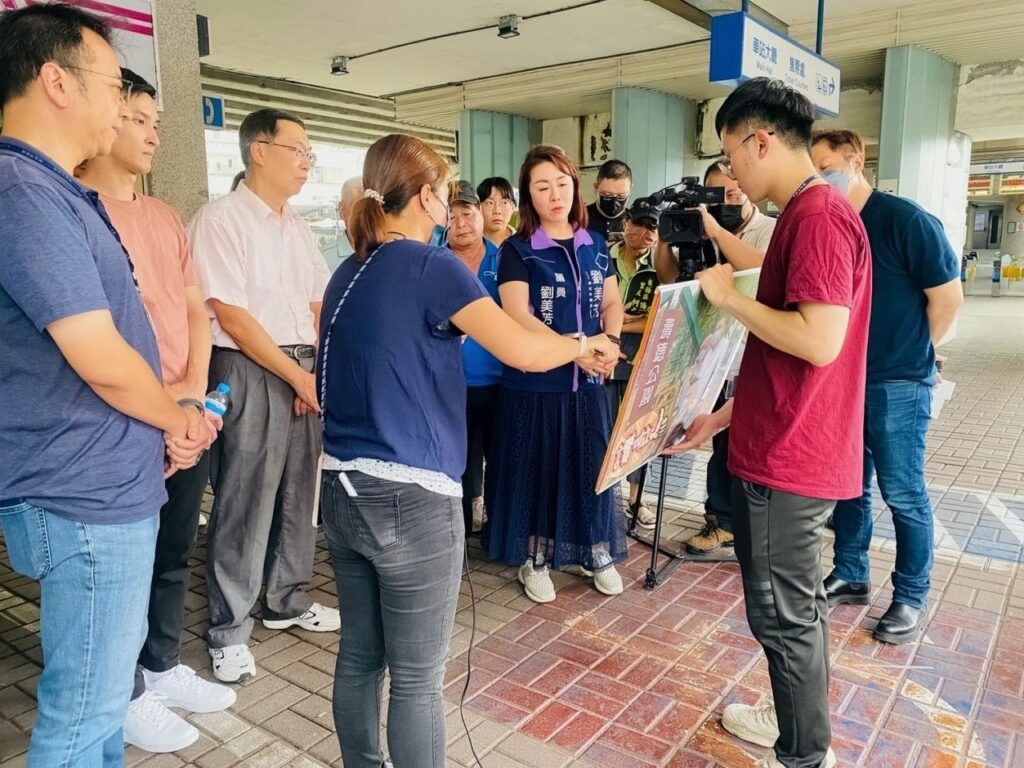 劉美芳議員服務處於11日下午辦理「浮洲地區大雨積水案」現場會勘