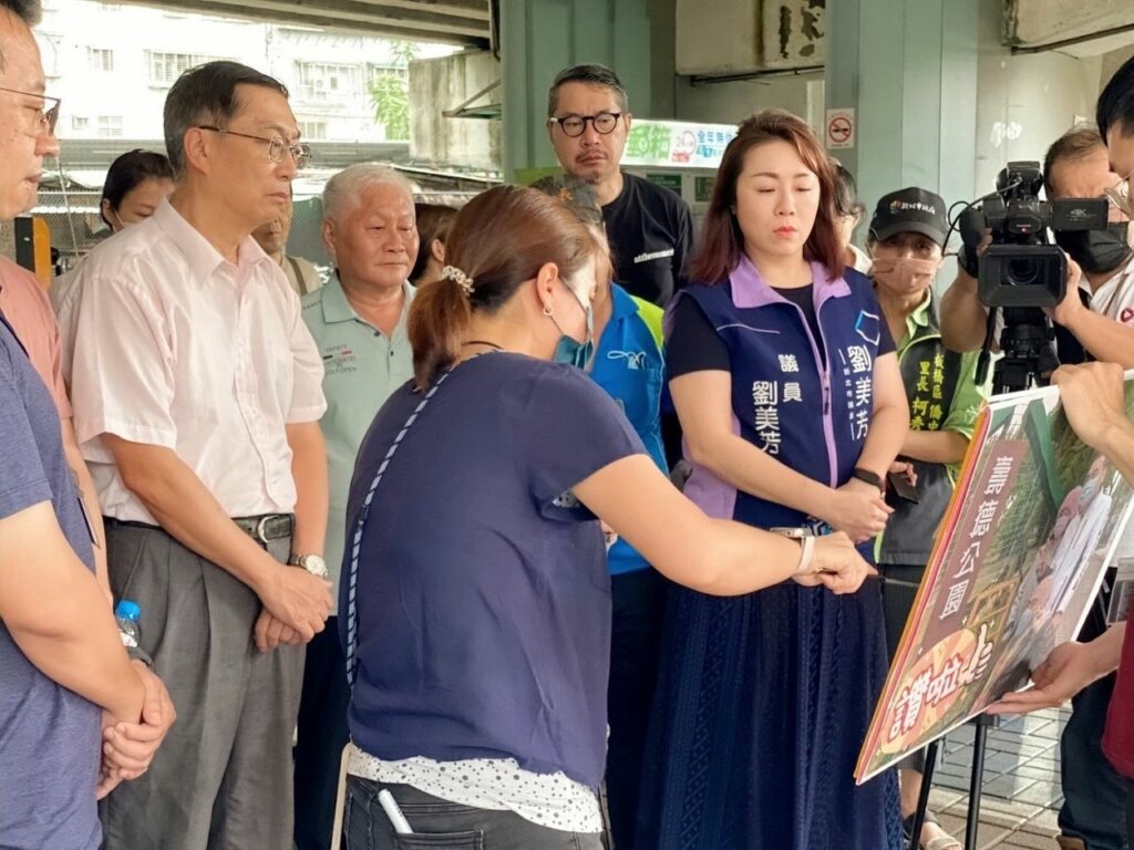 劉美芳議員服務處於11日下午辦理「浮洲地區大雨積水案」現場會勘