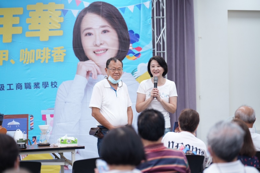 【有影】王鴻薇辦夏日園遊會!義剪、美甲、咖啡講座齊上陣 東方工商推「清寒就學方案」助弱勢 222 【有影】王鴻薇辦夏日園遊會!義剪、美甲、咖啡講座齊上陣 東方工商推「清寒就學方案」助弱勢 221