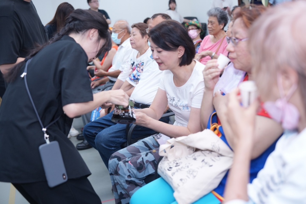 【有影】王鴻薇辦夏日園遊會!義剪、美甲、咖啡講座齊上陣 東方工商推「清寒就學方案」助弱勢 224 【有影】王鴻薇辦夏日園遊會!義剪、美甲、咖啡講座齊上陣 東方工商推「清寒就學方案」助弱勢 223