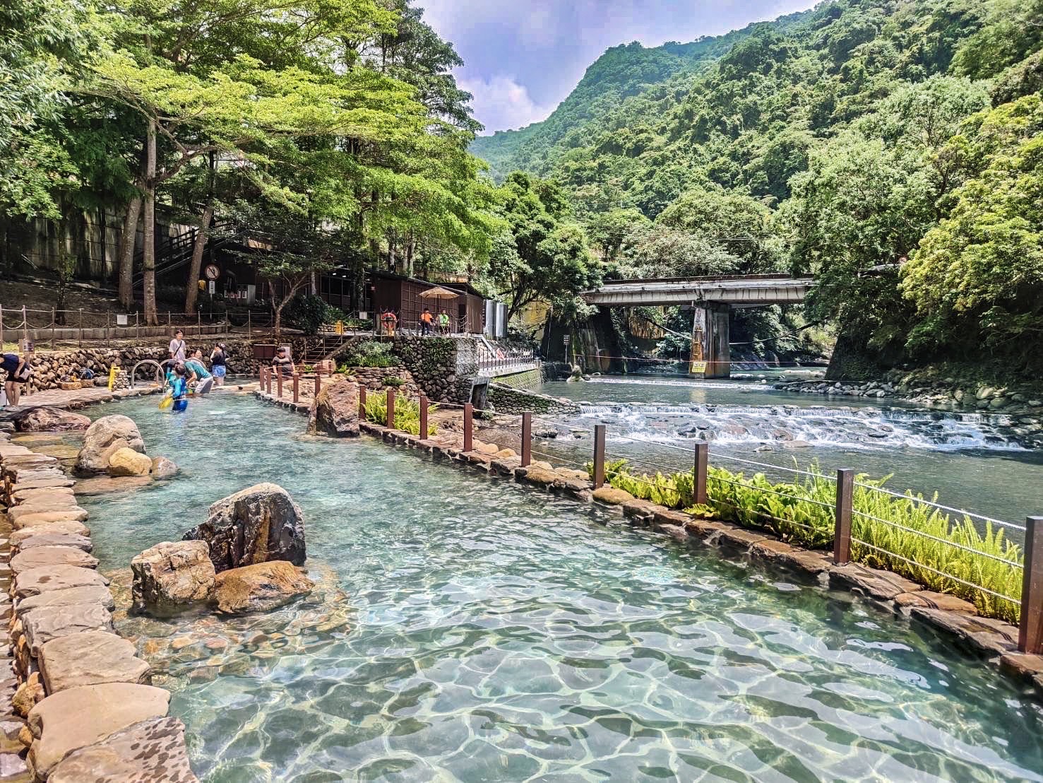 小烏來宇內溪戲水。(圖/桃園市政府觀光旅遊局提供)