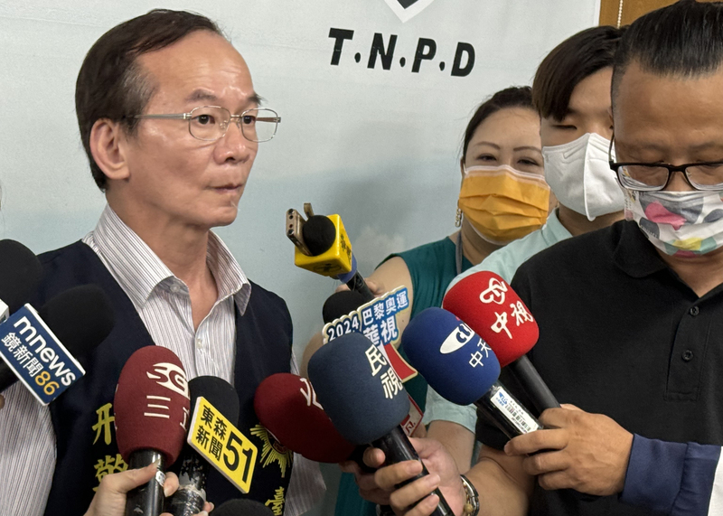台南市區漁會理事長林士傑遭槍殺案,涉案張姓「口罩男」12日在高雄落網,台南市刑大隊長張文源(左)13日表示,全案證據串連釐清中,張男角色有待確認,最新進展是已另鎖定一名通緝犯追捕中。記者會後,綽中「阿川」的林士傑心腹就逮。圖/ 中央社