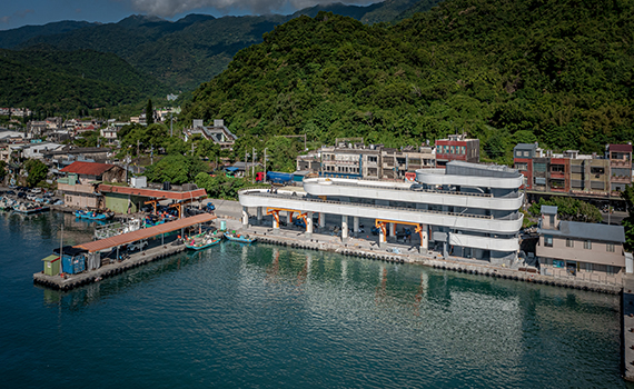 建築機能簡單呼應海洋意象獲工程獎肯定 梗枋卸魚場啟用