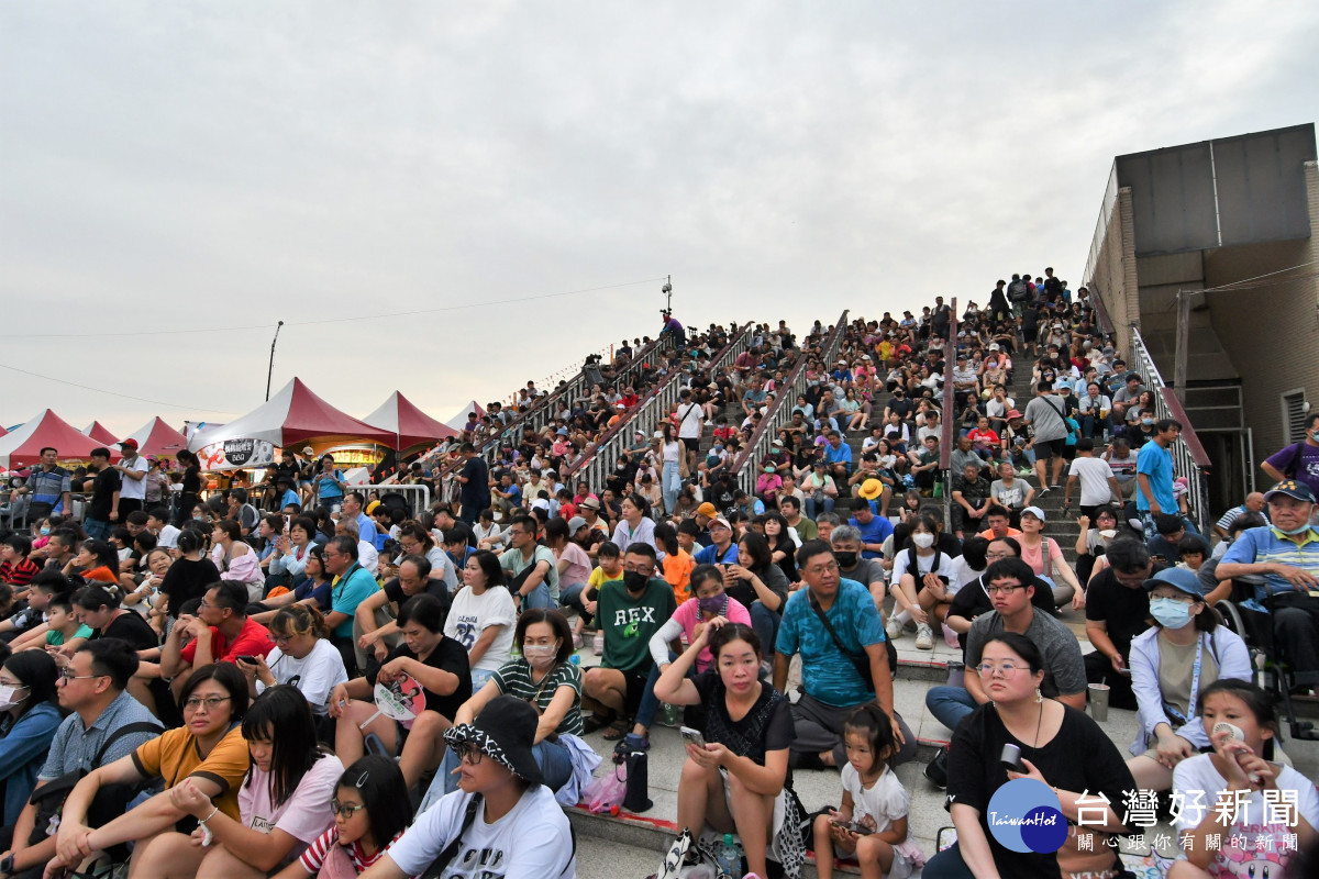 亮點王功20,王功漁火節首日破25萬人。圖/彰化縣政府提供