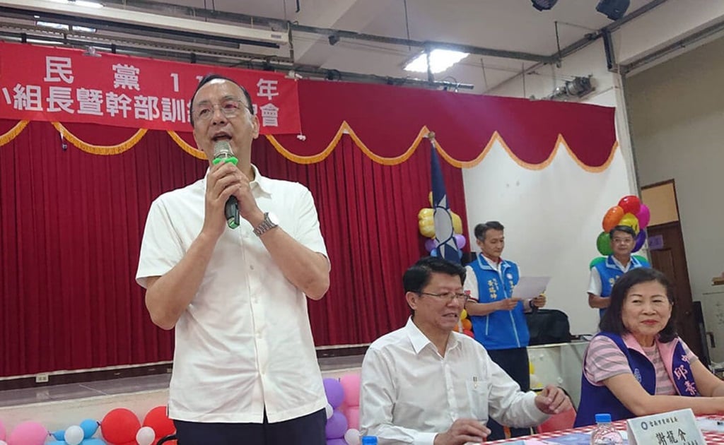 國民黨主席朱立倫(左)與立委謝龍介(中)在國會改革說明會台南場宣講。中央社