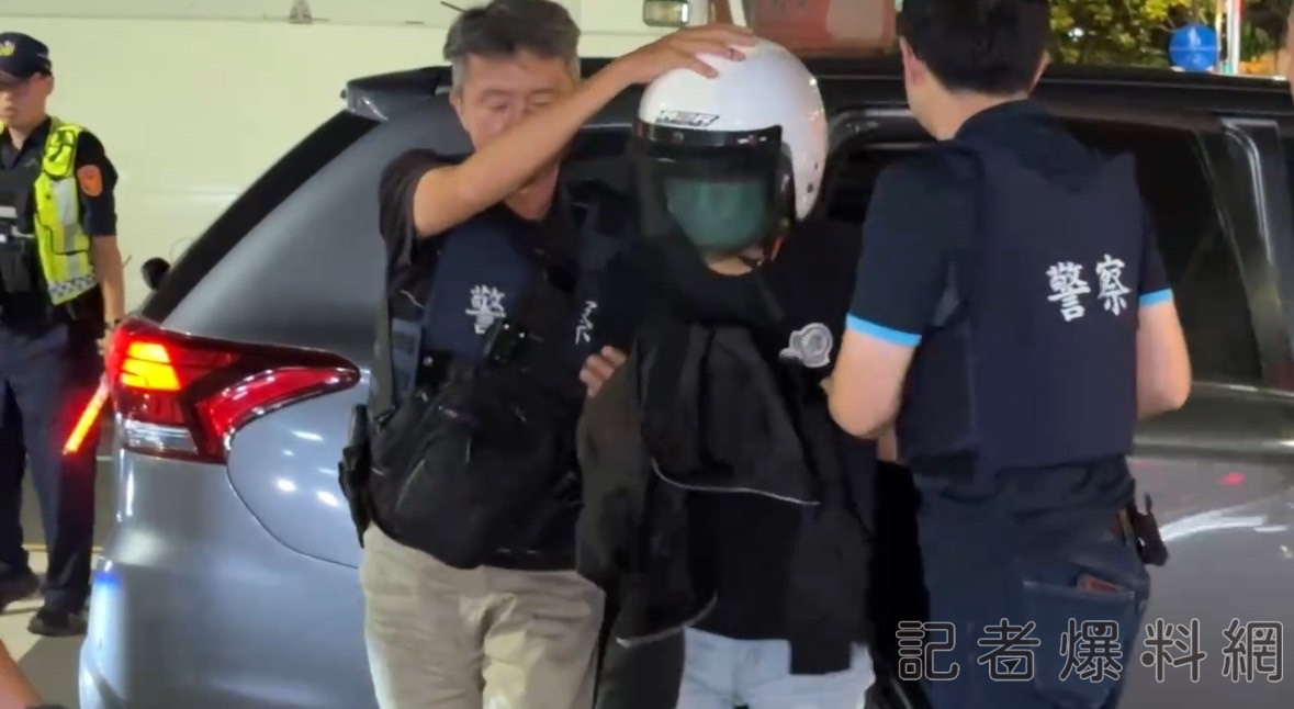 ▲張姓男子在高雄被緝獲，晚間帶回台南第六分局。（圖／記者王俊勝翻攝）