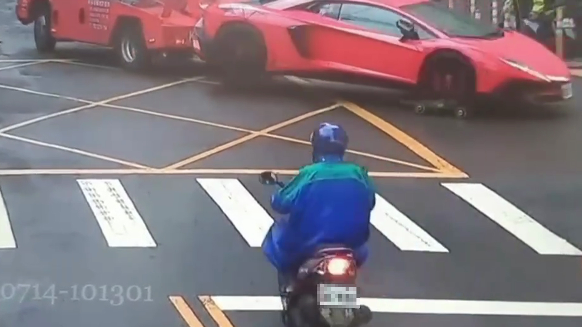 ▲中和大牛違停,遭警拖吊(圖/記者王俊勝 翻攝)