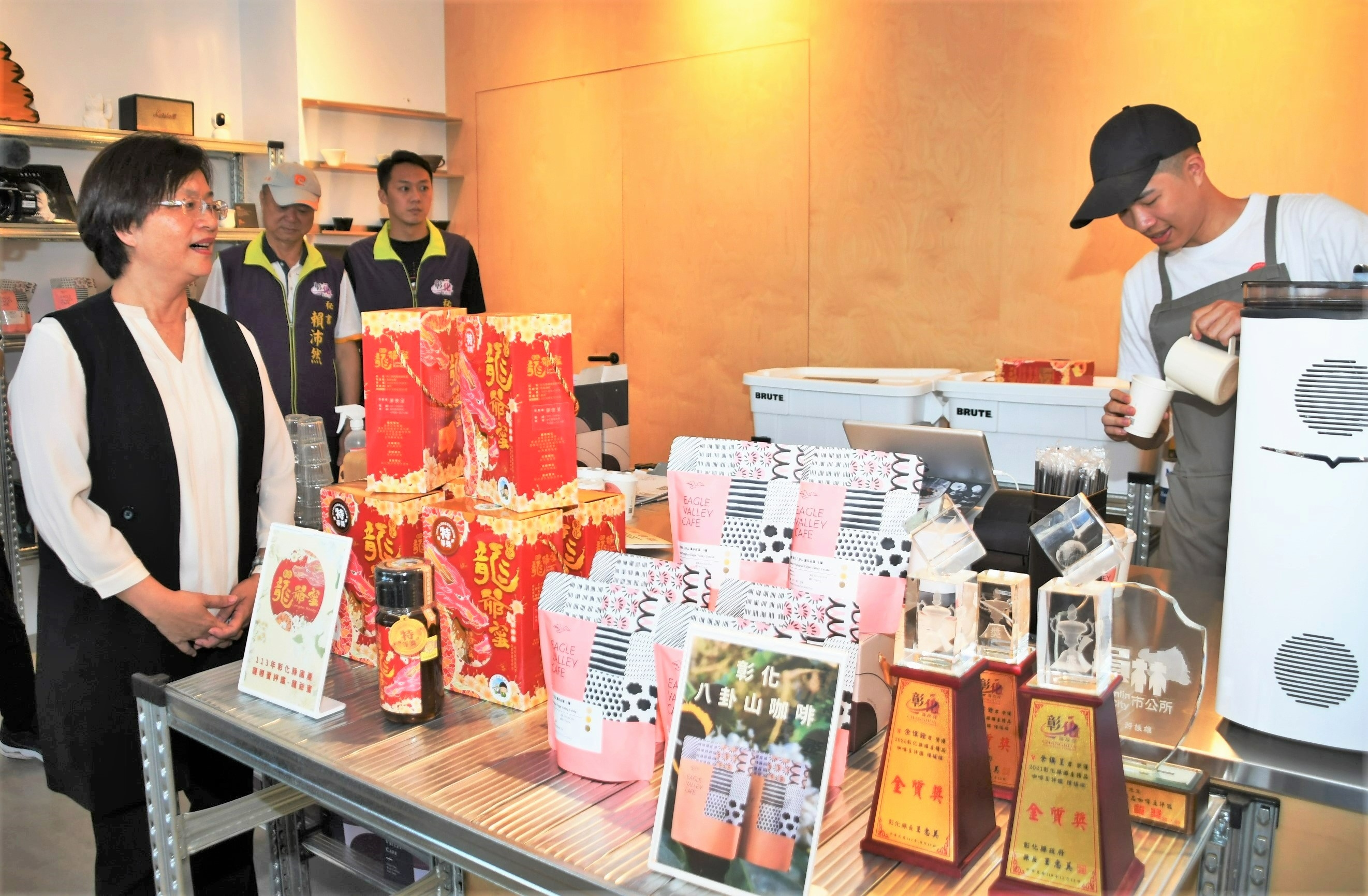 ▲員林市農會廖俊呈的蜂蜜，今年榮獲彰化縣第一名特等獎的龍爺蜜，當蜂蜜碰上咖啡，金質獎「蜂蜜咖啡」飄香，彰化縣長王惠美鼓勵年輕人返鄉創業。（記者張溎壕攝）