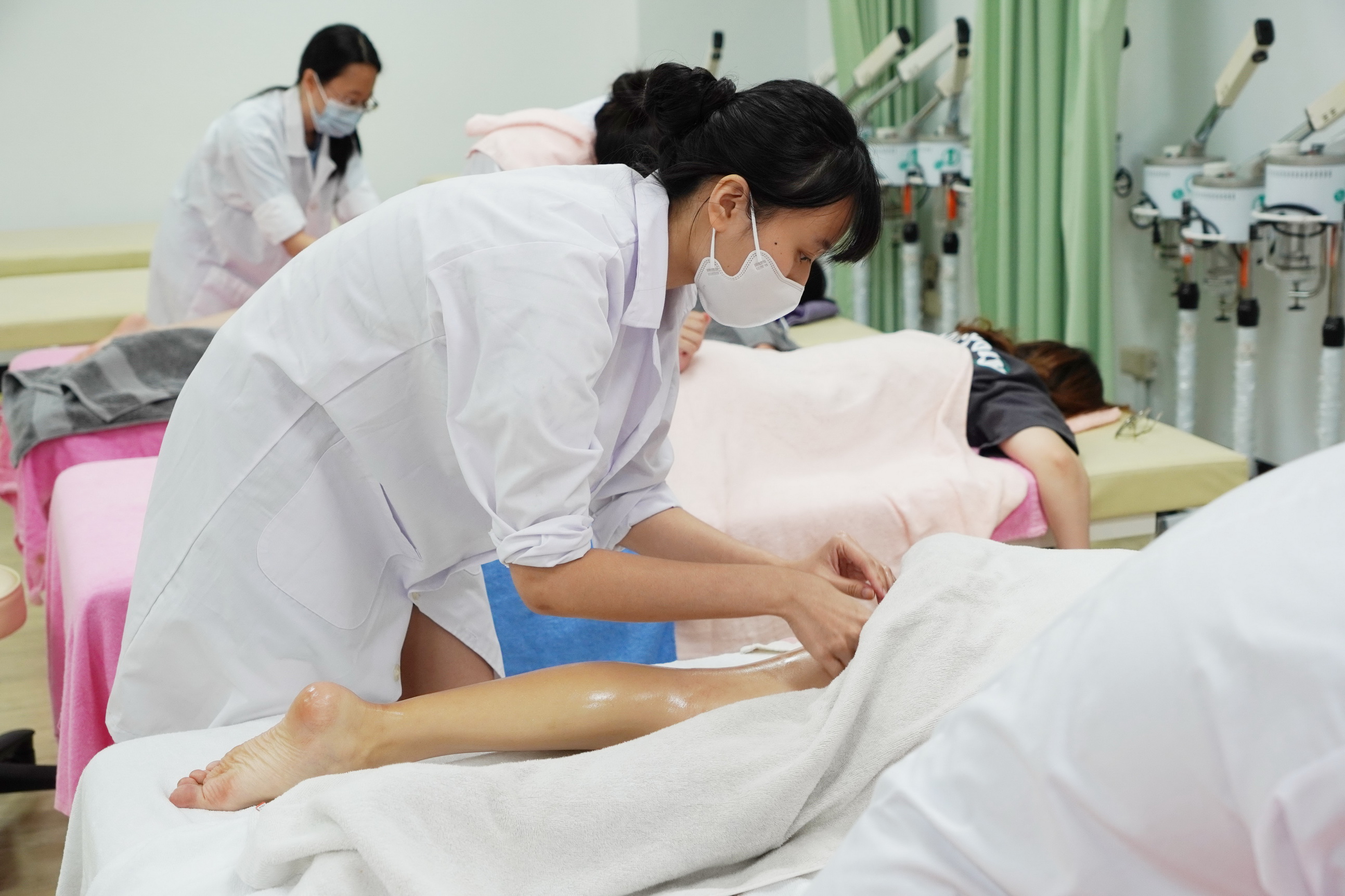 ▲大葉大學藥保系學生練習後腿部按摩。（記者張溎壕攝）