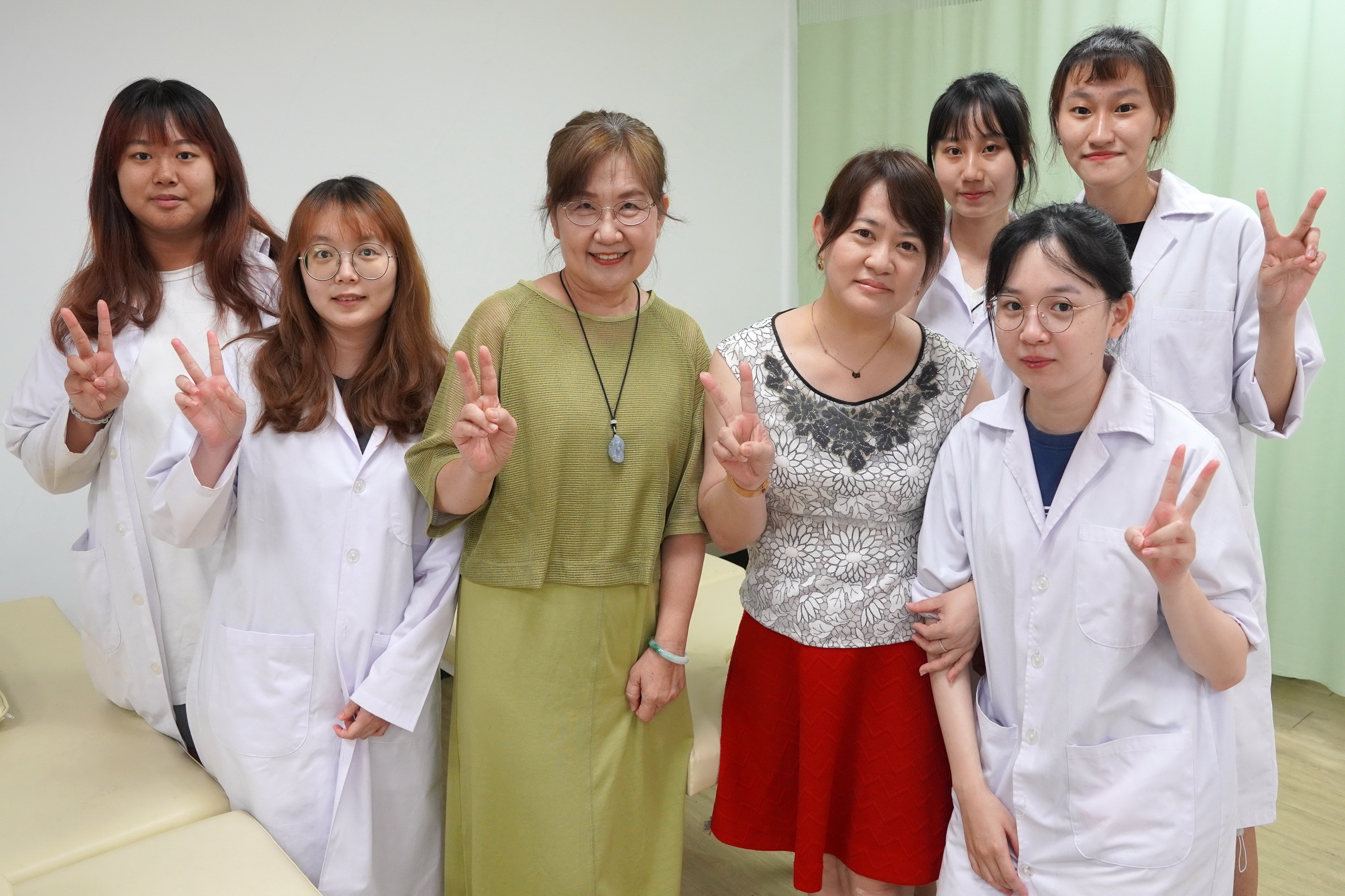 ▲考取瑞典式按摩國際證照的大葉大學藥保系學生感謝老師指導。（記者張溎壕攝）
