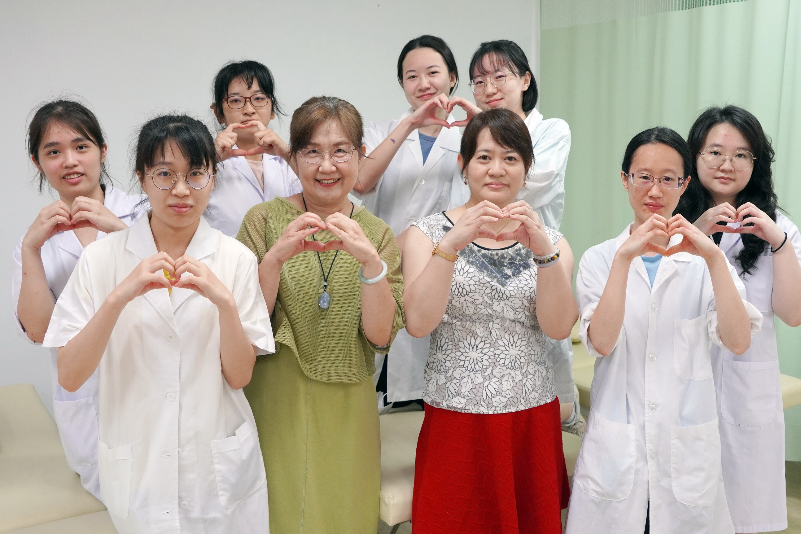 ▲大葉大學藥保系張淑微老師(前排右二)與盧智香老師(前排左二)恭喜學生通過證照考試。（記者張溎壕攝）