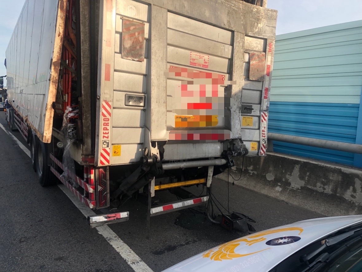 ▲國道3號和美南下路段發生兩輛貨櫃追撞，其中後方貨櫃車頭變形，駕駛趴在方向盤，消防局出動機具破壞救出後無呼吸心跳。（警方提供）