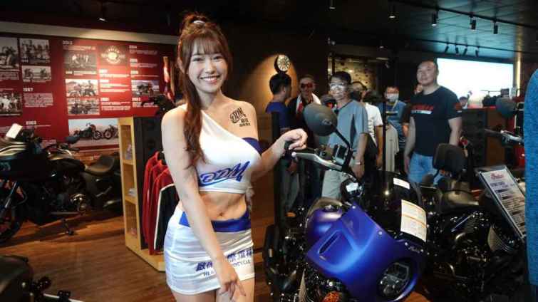 ▲身材出眾的車模Show Girl配出「香車美人」的畫面。（記者林明佑攝）