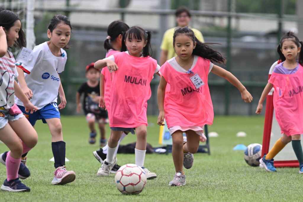 ▲台中女子足球節在太原足球場熱鬧登場,結合足球體驗與趣味闖關,吸引7至11歲逾百位女童們報名參加。(運動局提供)