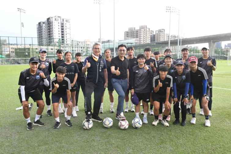 ▲臺灣木蘭聯賽常勝軍，臺中藍鯨的選手親自帶領女孩們參與。（運動局提供）