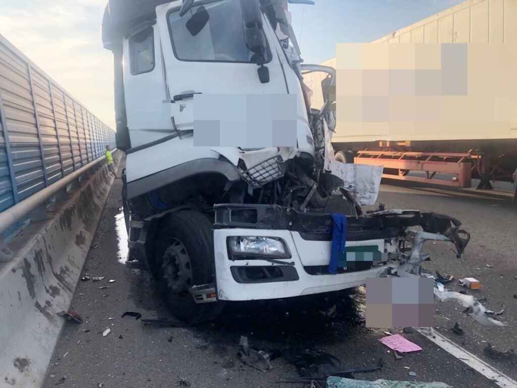 ▲國道3號南向195公里(和美路段) 於今天17時16分發生一起3車事故,造成2人受傷送醫,其中1人經搶救仍宣告不治。(國道警察第七大隊提供)