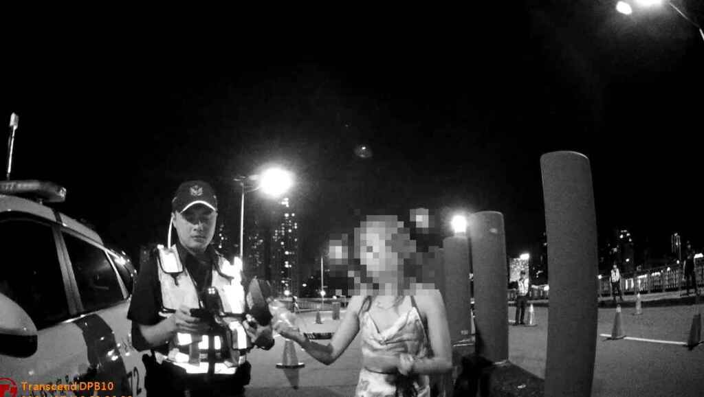 ▲臺中市政府警察局第六分局執行青春專案高強度臨檢,在虹揚橋上攔查妙齡女子酒駕,警方依規定開立告發單,並當場將百萬雙門跑車移置保管。(台中警方提供)