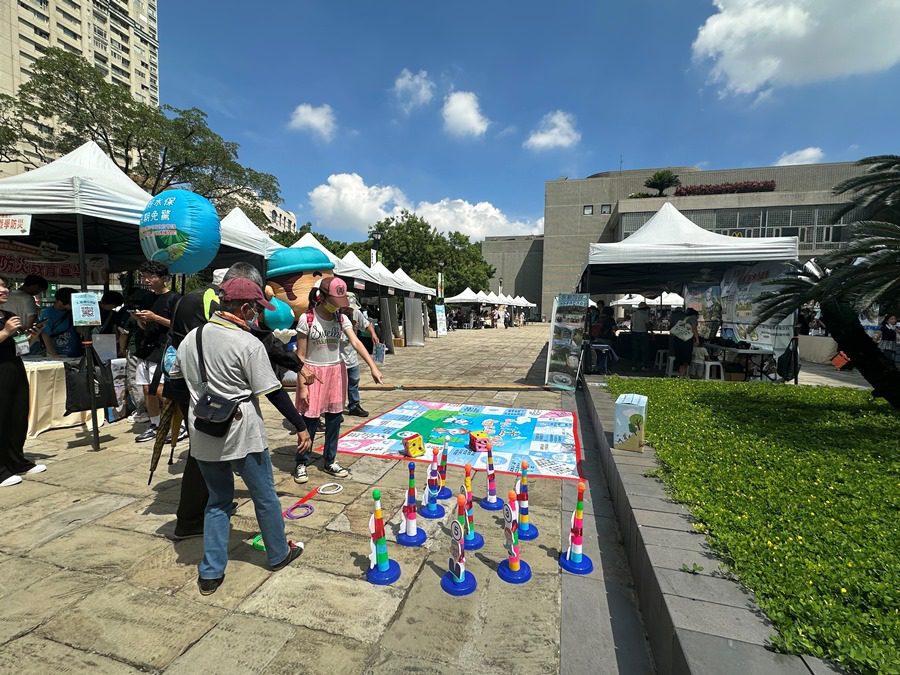 農村與水土保持嘉年華活動透過多款水保相關的教案、遊戲及科普知識,讓民眾透過輕鬆的互動體驗,了解目前政府正在執行的各項水土保持工作以及防災知識。(圖/記者林均和攝)