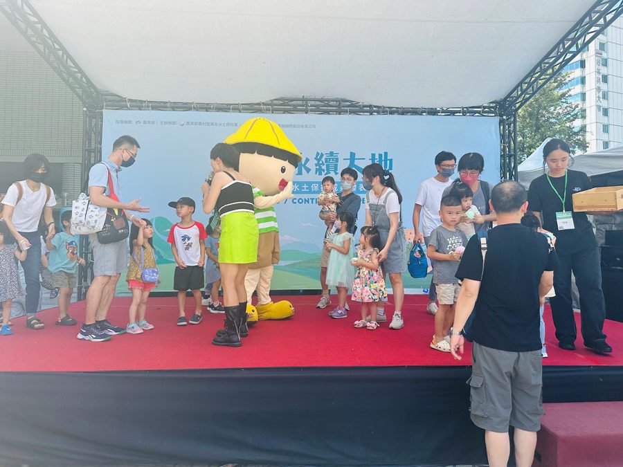 農村水保署7/13-14在科博館舉行農村與水土保持嘉年華活動,代言公仔農村小童超吸睛。(圖/記者林均和攝)