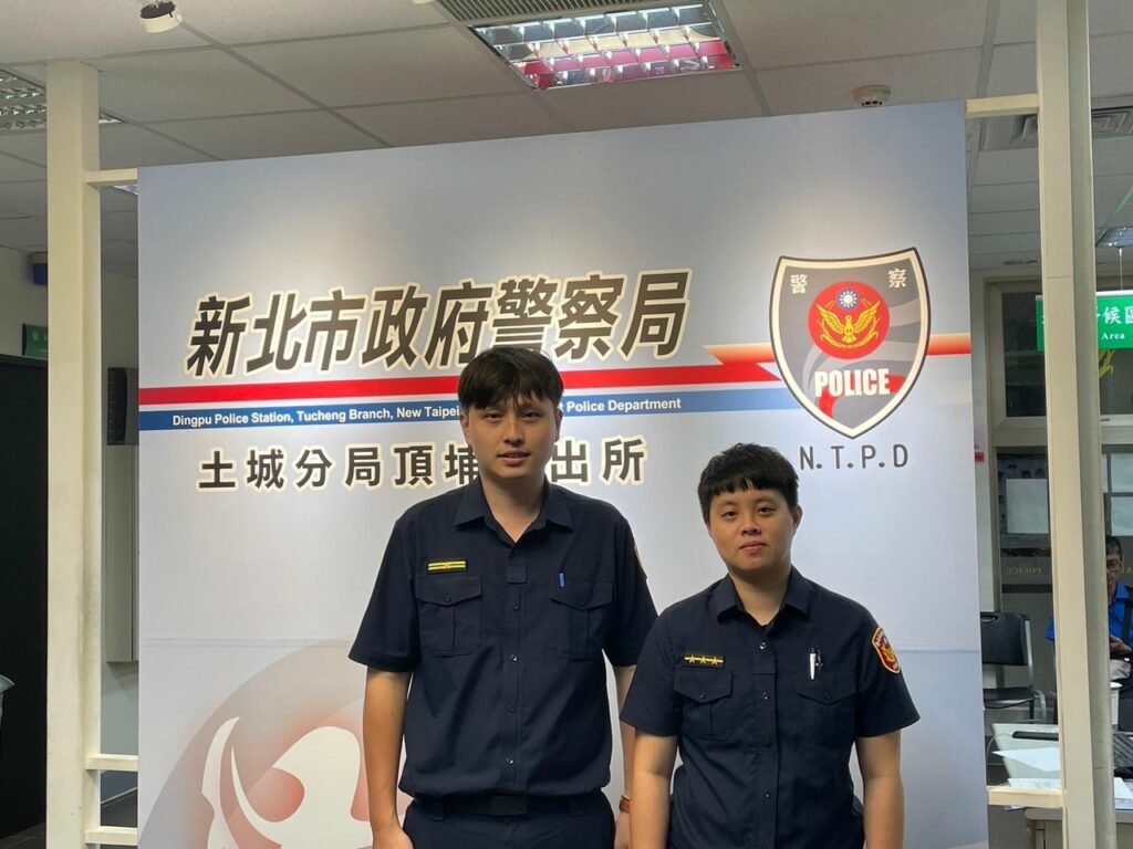 頂埔所所長吳承勳及警員郭怡廷的幫忙下平安將妻子送至醫院,夫妻倆相當感謝土城員警熱心救援