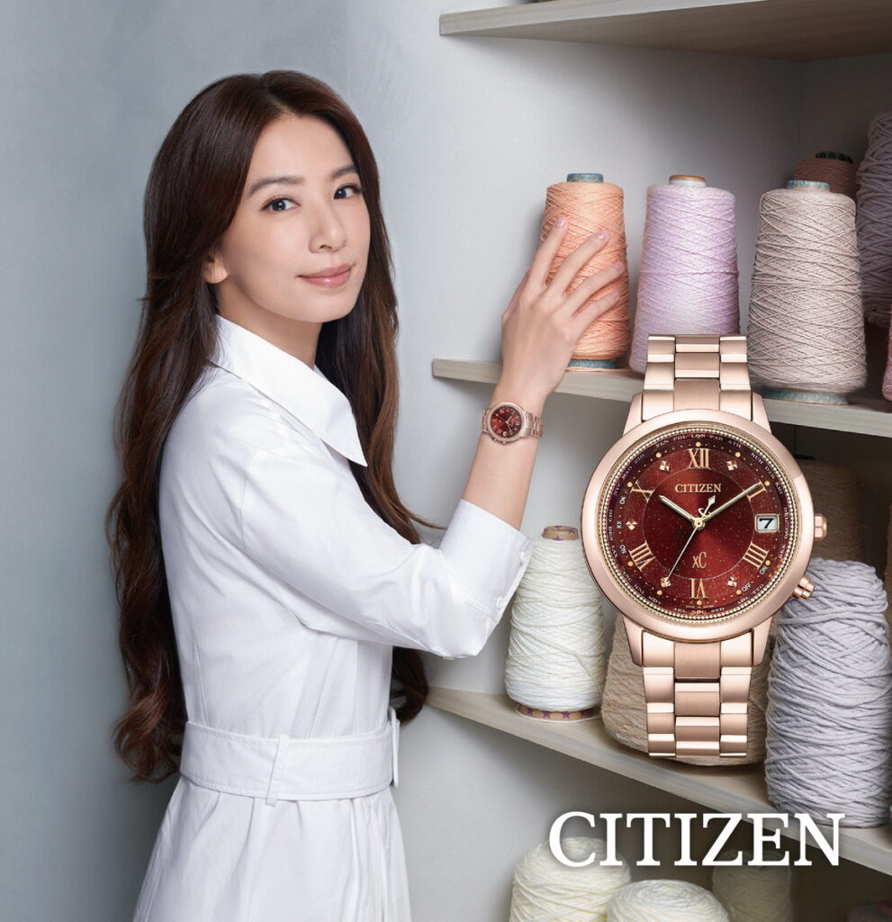 田馥甄身著白色洋裝,以優美身姿詮釋CITIZEN七夕推薦款光動能全球電波時計錶款CB1138-62W。