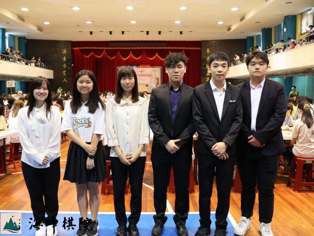 職業棋士親臨女子賽會場覆盤：左起 (白昕卉四段、林怡廷女子最強、林鈺娗二段、陳劭全三段、盧奕銓六段、陳威廷四段)