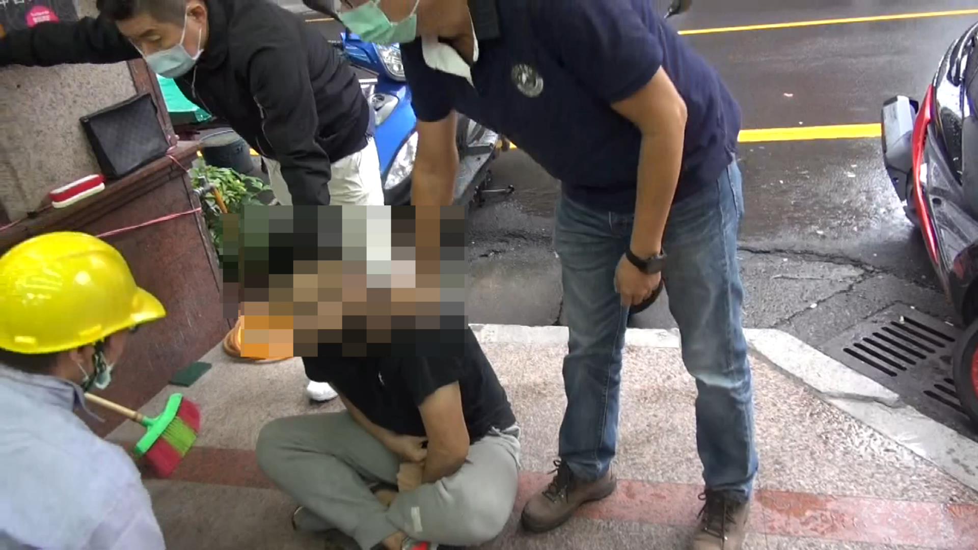 ▲圖說:專案小組偽裝修馬路工人埋伏,一舉緝獲「地藏」「陳冠吸」毒販 (圖/台中市政府 提供)