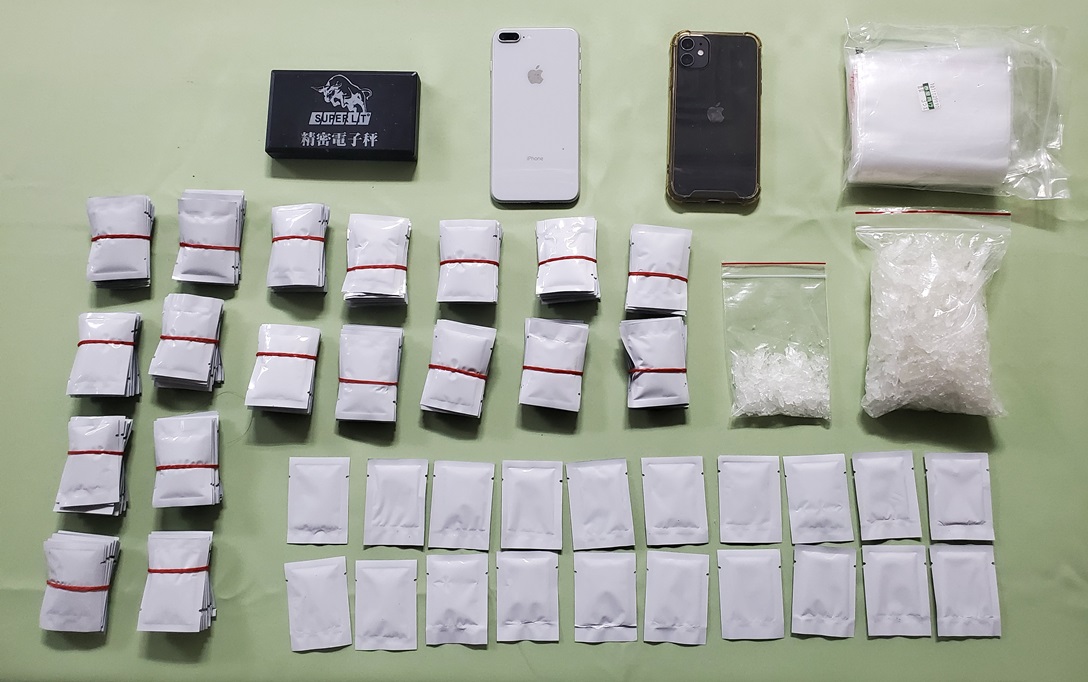 ▲圖說:警方於嫌犯背包查扣安非他命、吸食器、手機及毒品咖啡包等贓證物 (圖/台中市政府 提供)