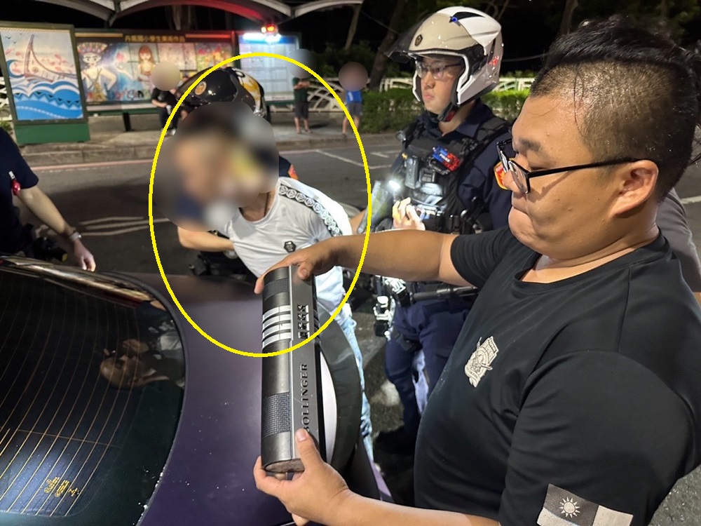 未打方向燈又懸掛假車牌 逮男女2人查獲金融卡與毒品 237 cnews204240714a03