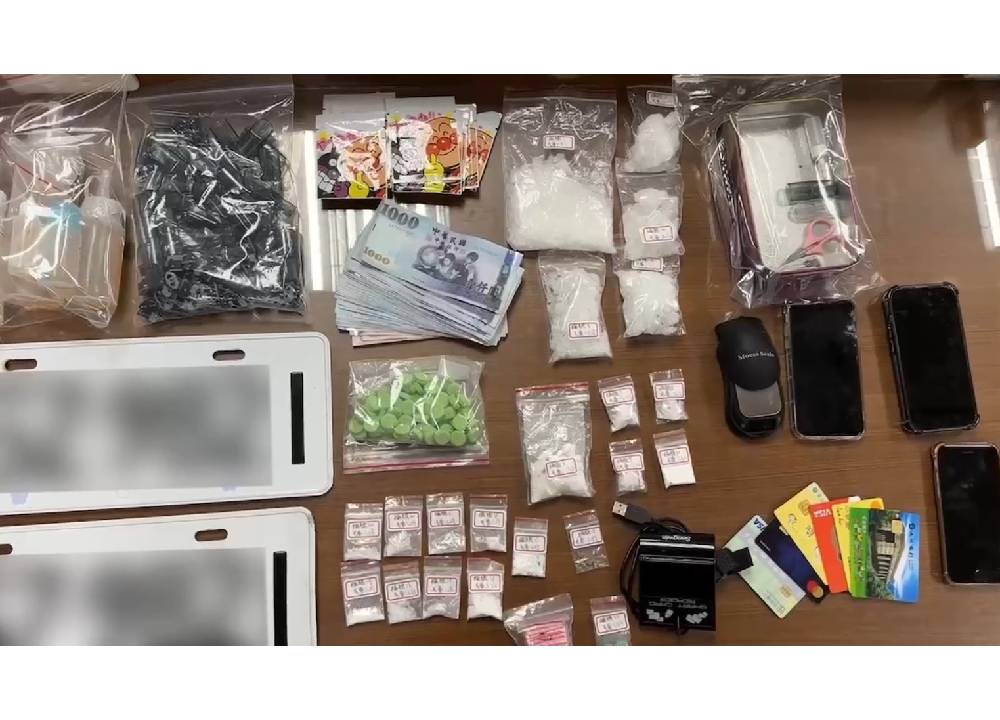 未打方向燈又懸掛假車牌 逮男女2人查獲金融卡與毒品 238 cnews204240714a04