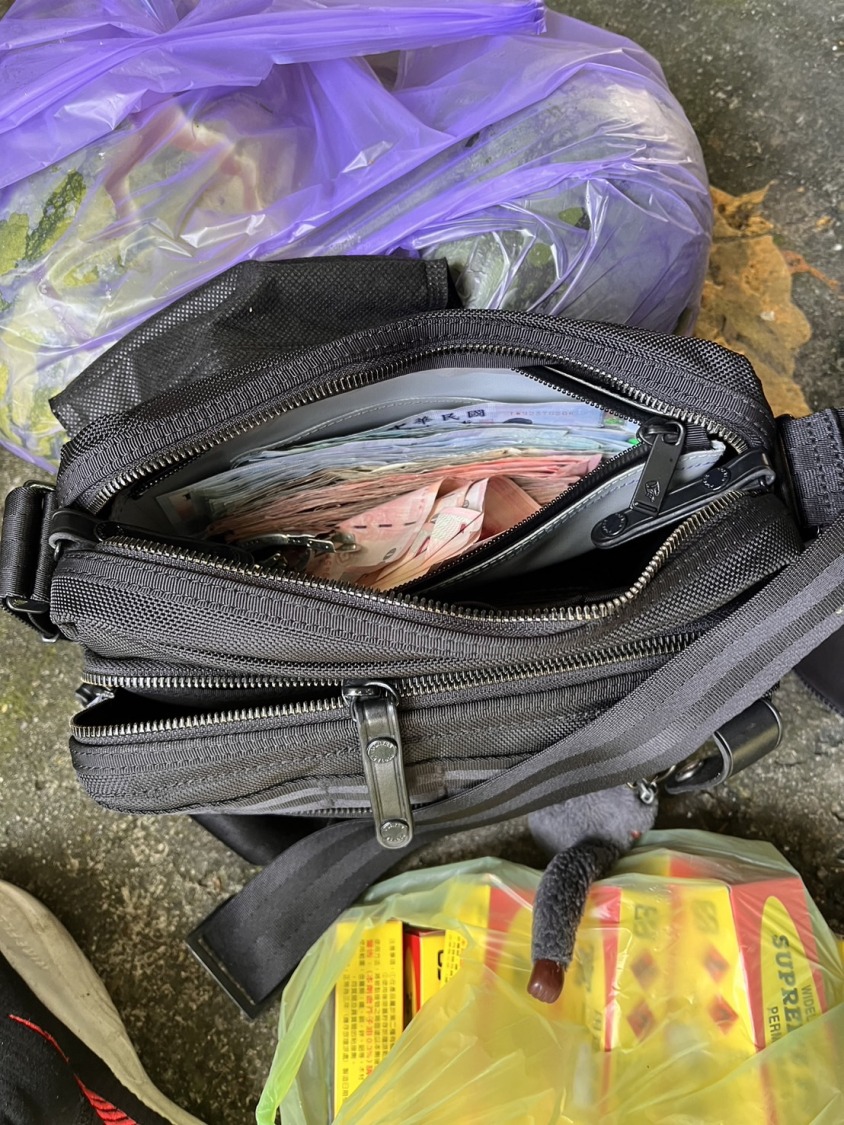 攤商直到7點半發現車內隨身包不見,內含7萬多元貨款及一個具珍貴回憶的猩猩吊飾。(記者黃荷琇 翻攝)