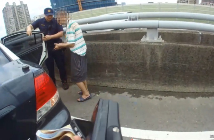 板橋分局板橋所員警獲報老翁誤入65快速道路,緊急前往護送離開。(記者徐煜勝翻攝)