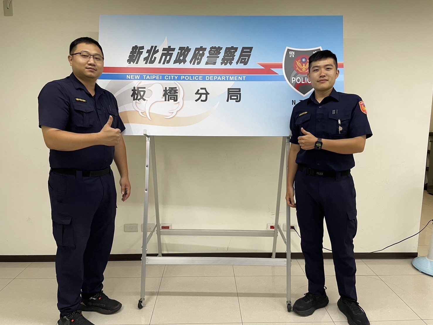 板橋分局板橋所熱心員警王瑞圖(左)陳汰龍。(記者徐煜勝翻攝)