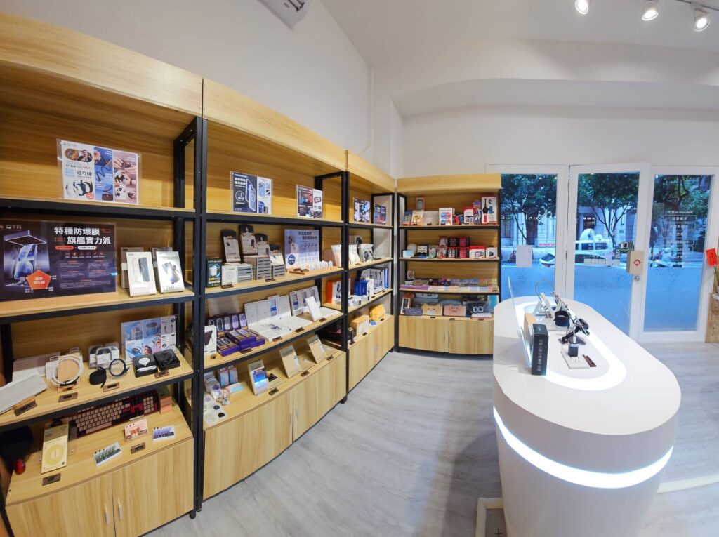 土城的線下體驗店,成列各式手機周邊,讓顧客可以一站式購足所需