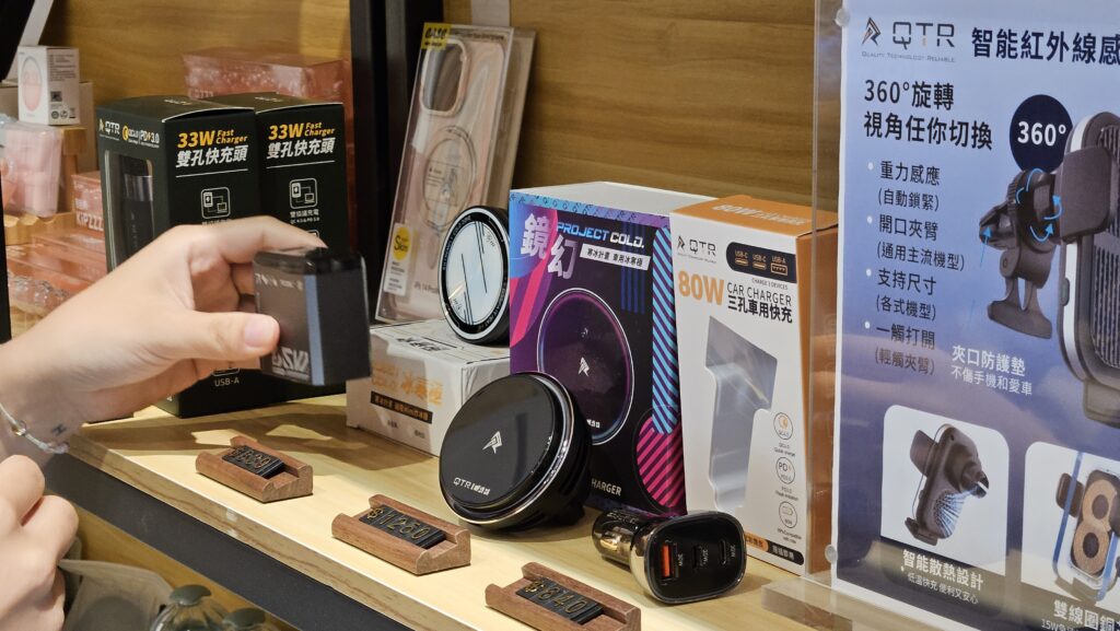 QTR自己研發出製冷技術的無線充電盤,能有效解決無線充電過熱和充電效率低的問題,獲得顧客們大力喜愛。