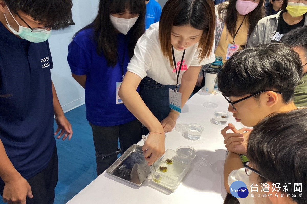 台灣橫浜八景島-Xpark職場體驗,帶領學員實際操作珊瑚復育與照護工作。