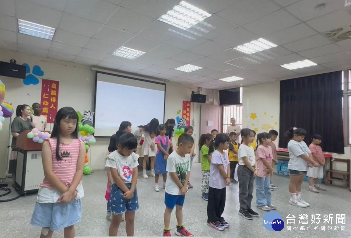 海外志工與魚池國小低年級流行舞蹈及東光國小學童藝術的交流。