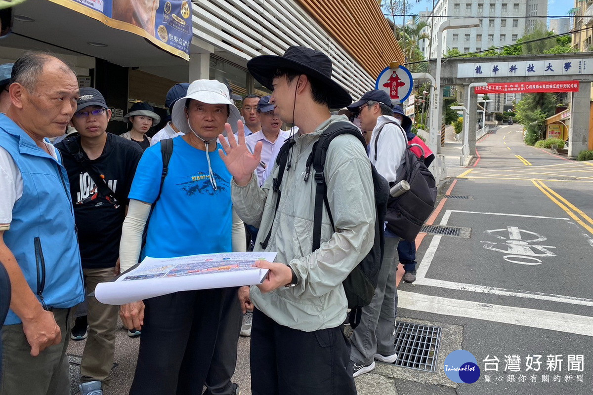 桃市捷工局長劉慶豐率領相關人員進行捷運棕線11公里步行現勘。<br /><br />