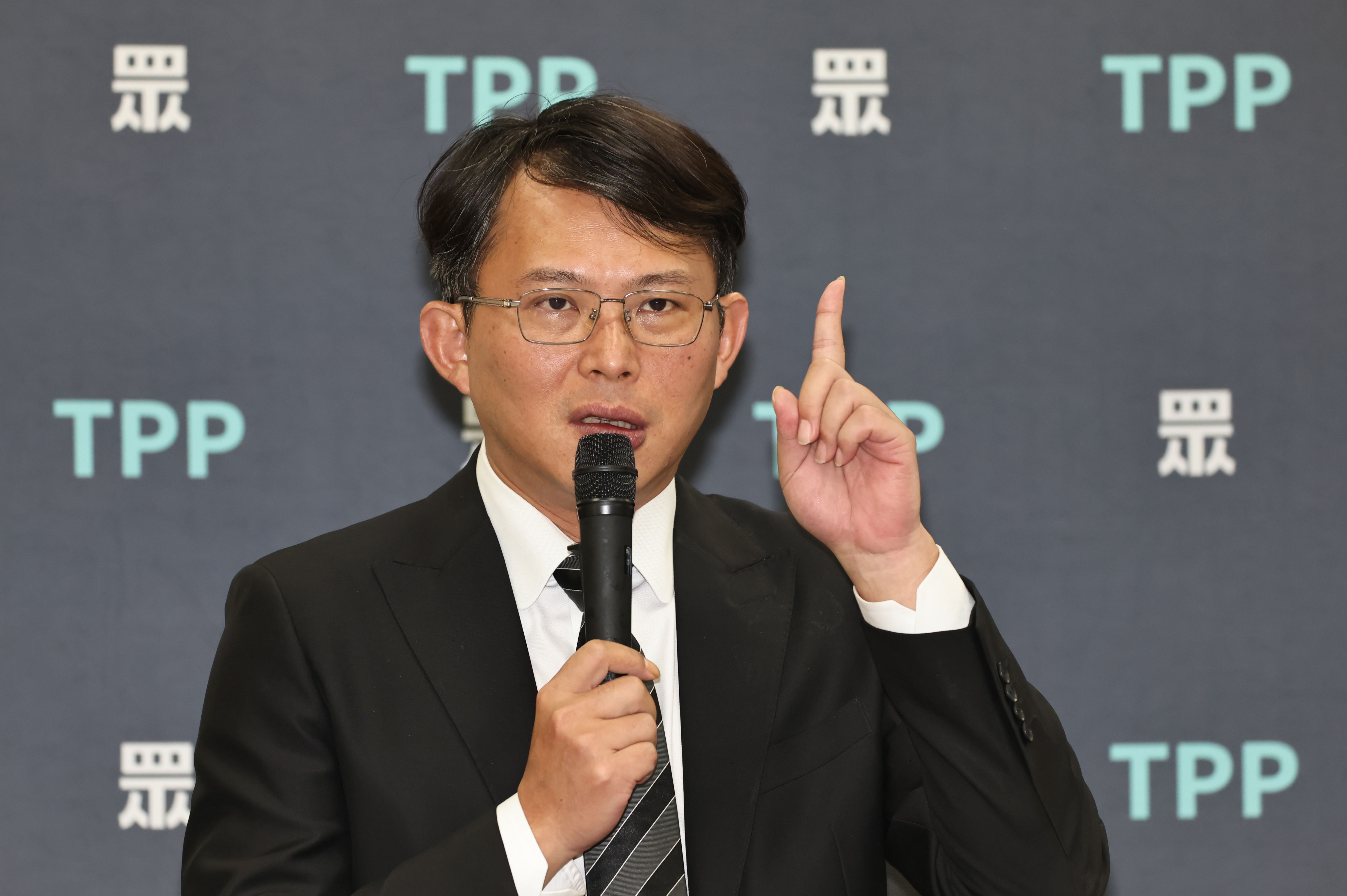 民眾黨立委黃國昌15日指出，鄭文燦從地方到中央，提供一條龍服務，幫助權貴變更農地為產業專區，內政部明明大開綠燈，卻聲稱「同意申請不是同意變更」，也完全是避重就輕的說法。資料照片／林啟弘攝