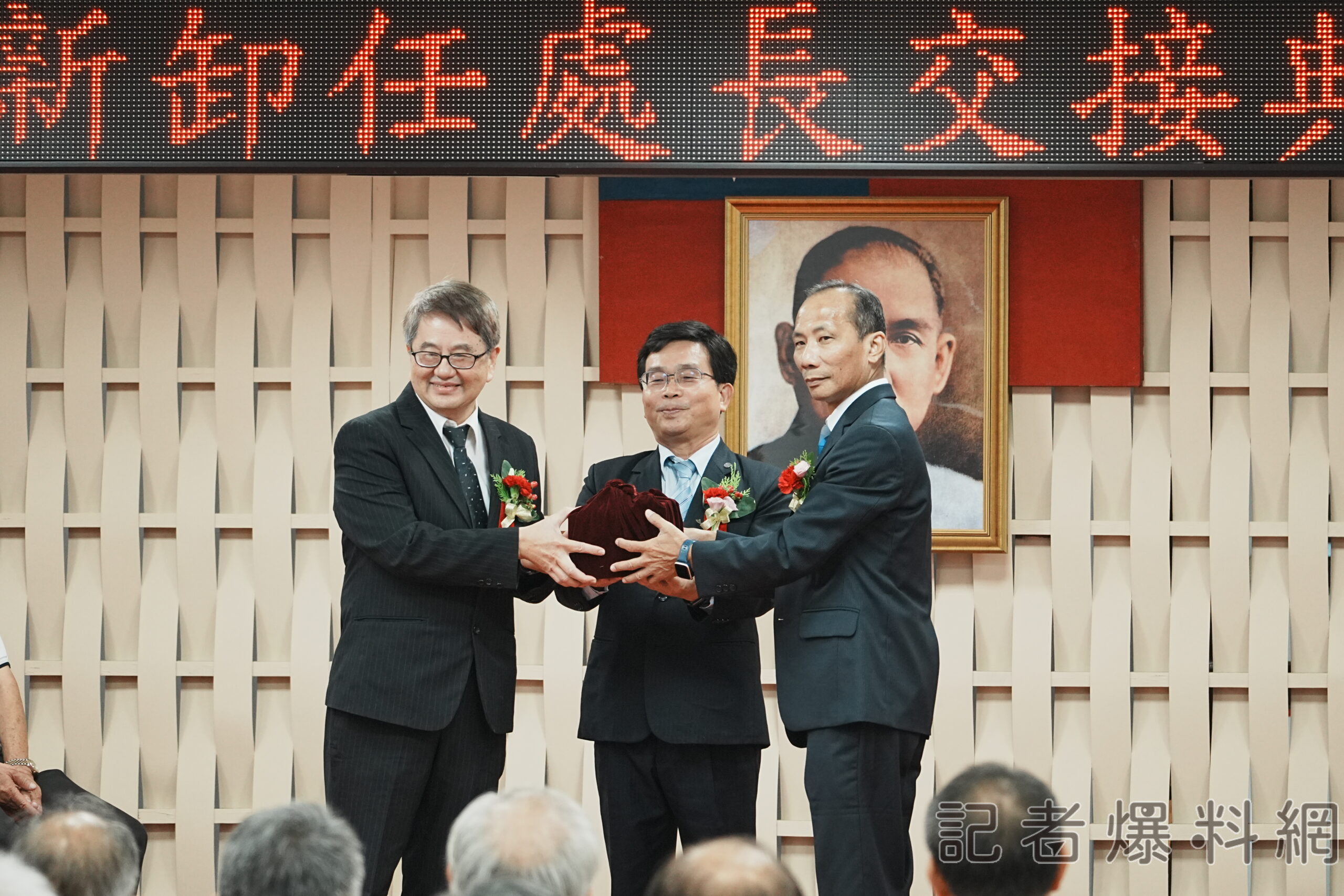 ▲台電高雄區處處長交接典禮圓滿成功,圖卸任處長張以諾(左)、新任處長黃志榮(右)交接印信。(圖/台電提供)