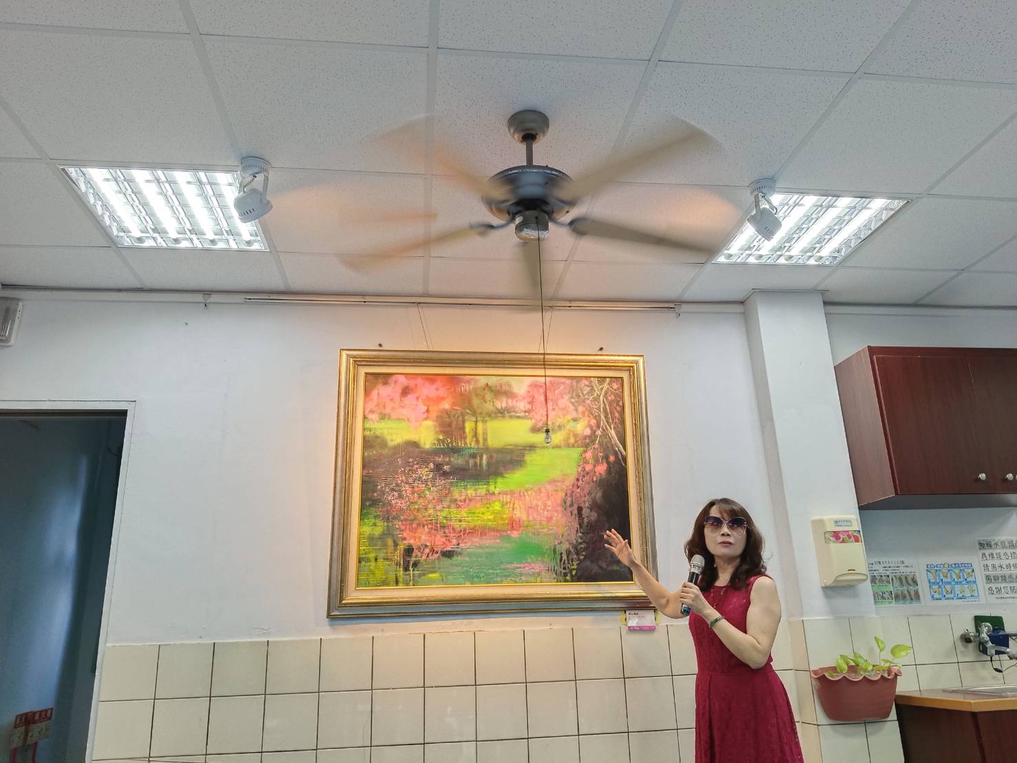 ▲彰化榮家文化藝廊舉辦「不忘初衷游藝漫情–林純珠油畫創作」個展，讓長輩住民以及前來參觀的民眾，能夠在涼爽的環境中陶冶性情，放鬆心情。（記者張溎壕攝）